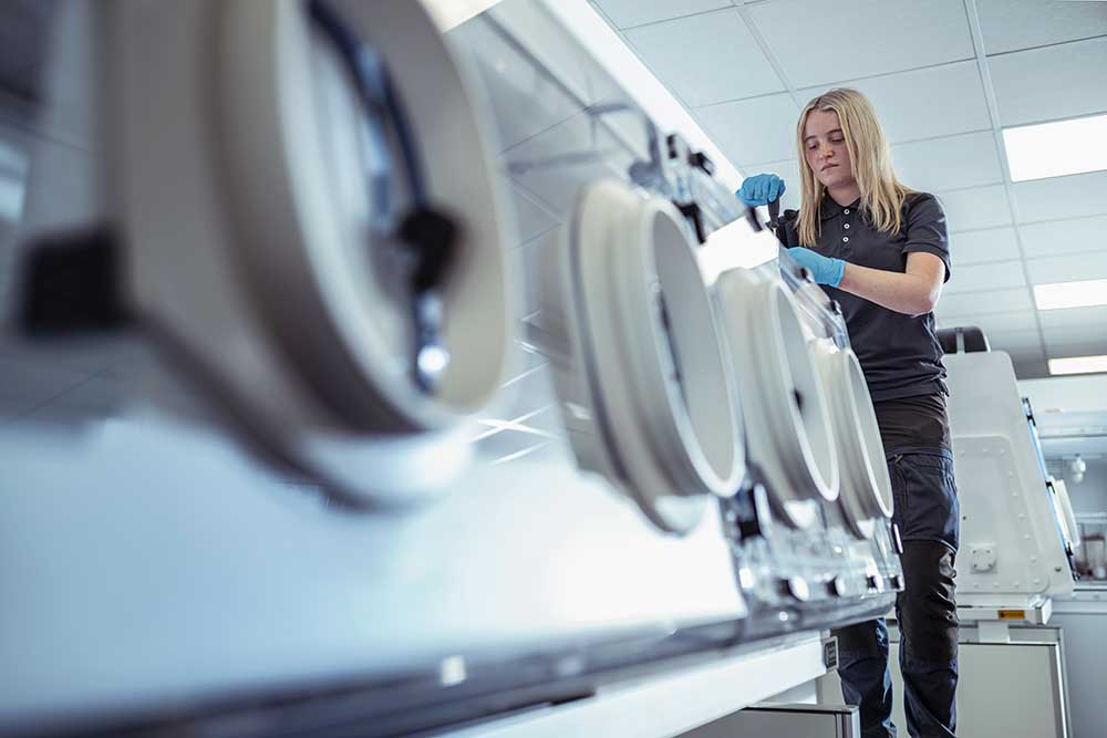 Servicetekniker servar mikrobiologisk laboratorieutrustning i laboratorium
